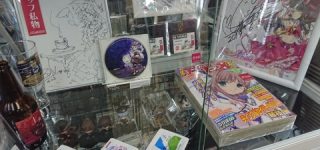 [東方]アキバホビーのショーケースに展示されているスタッフ私物