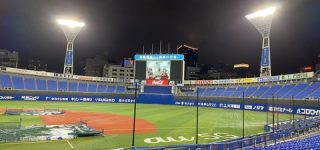 [東方]ハマスタのバックスクリーンで東方花映塚を楽しむ人たち