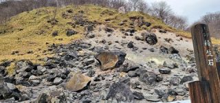 那須の殺生石、割れる