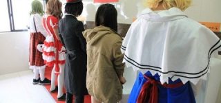 【東方】 イベントなどで男子トイレに東方キャラのコスプレした人が入ってきた結果…